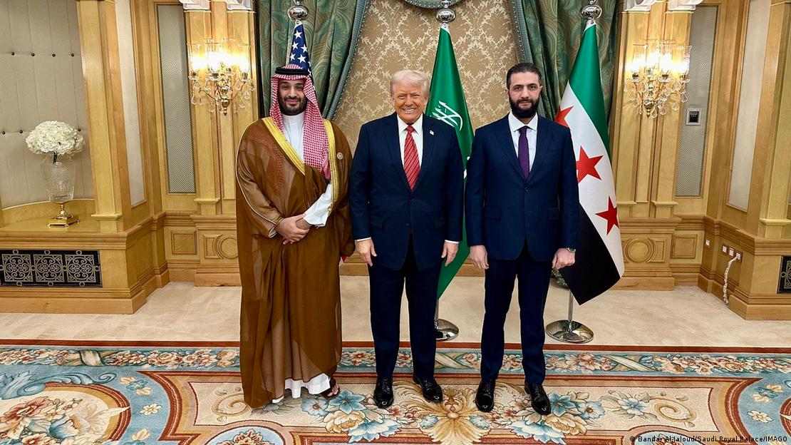 اس سال مئی میں ریاض میں، دائیں سے بائیں: شام کے صدر احمد الشرع، امریکی صدر ٹرمپ اور سعودی ولی عہد محمد بن سلمان