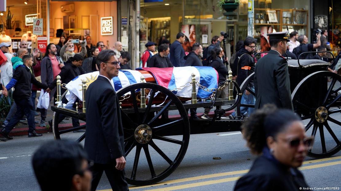 El féretro de José Mujica, llevado en un carruaje de artillería tirado por caballos por la Avenida 18 de Julio de Montevideo.