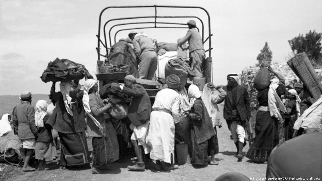 اسرائیل کے قیام کے وقت جبراً بے دخل کر دیے گئے لاکھوں فلسطینیوں میں سے درجنوں ایک ٹرک پر سوار ہوتے ہوئے