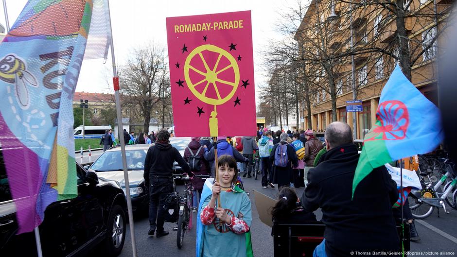 Jedno okupljanje pred spomenikom u Berlinu posvećenom Romima i Sintima ubijenim u nacizmu