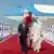 El presidente de Estados Unidos, Donald Trump, camina con el emir de Qatar, Tamim bin Hamad Al Thani, a su llegada al aeropuerto internacional de Hamad, en Doha. Detrás, el Air Force One, el avión de los presidentes estadounidenses, que el repúblicano busca reemplazar por una nueva aeronave regalada por el gobierno catarí.