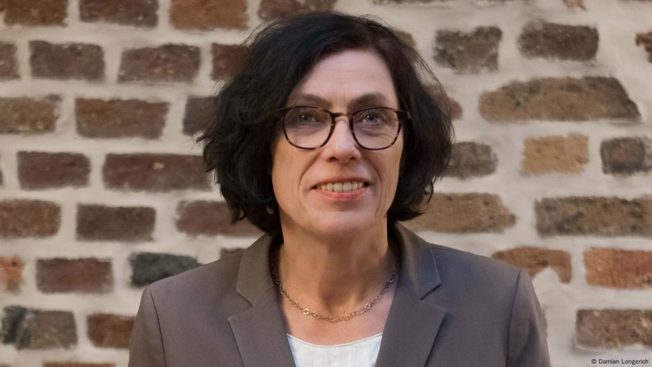 Istoričarka Karola Fings iz Istraživačkog centra za anticiganizam na Univerzitetu u Hajdelbergu urednica je onlajn-enciklopedije o nacističkom genocidu nad Sintima i Romima u Evropi
