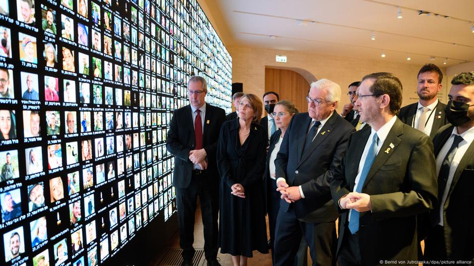 Štajnmajer i Hercog sa suprugama u poseti Nacionalnoj biblioteci Izraela u kojoj su izložene fotografije žrtava Hamasovog napada 7. oktobra 2023.