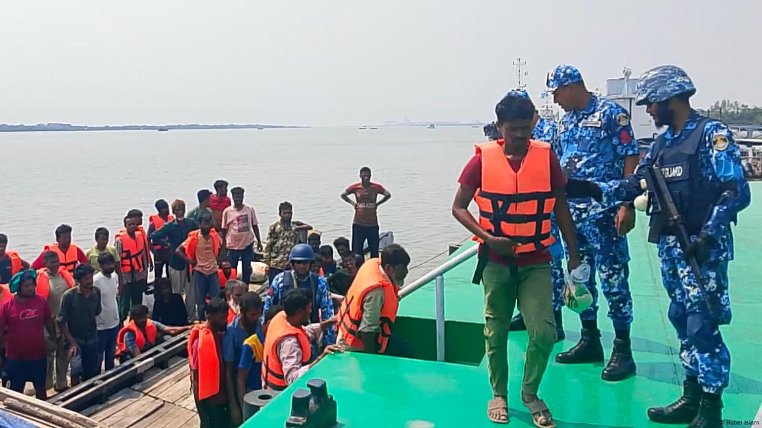 বিজিবি সদস্যরা ফেরত পাঠানোদের জাহাজে তুলছেন৷