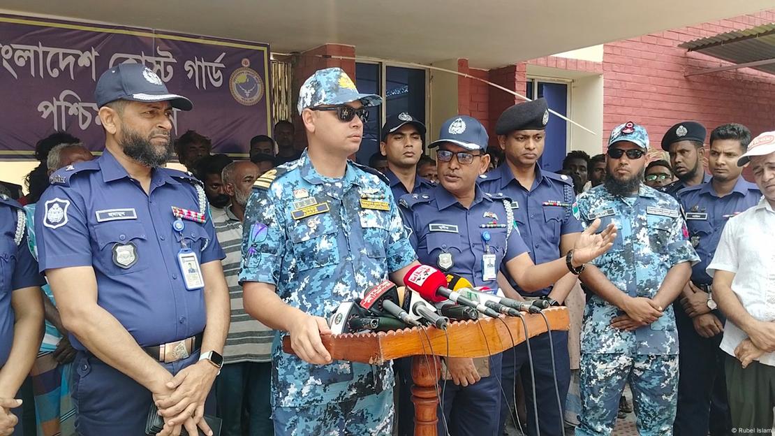 বাংলাদেশ কোস্টগার্ড এবং পুলিশের একটি প্রেস ব্রিফিং