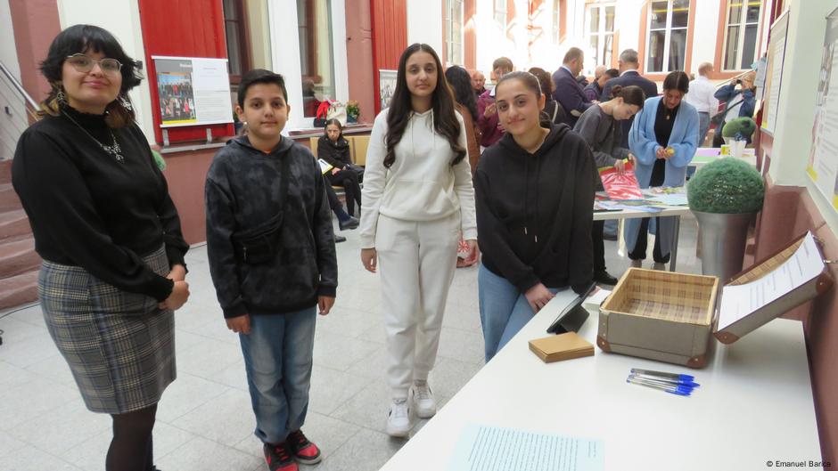 Dan otpora Roma u Kulturnom centru RomnoKher (2023): deca i mladi su pozvani da napišu razglednice preživelima o čijim su životima ovde saznali