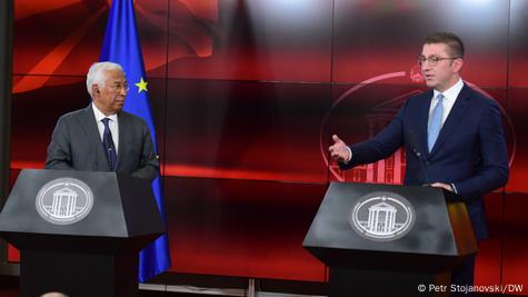 Претседателот на Европскиот совет Антонио Кошта на говорнички пулт гледа во македонскиот премиер Христина Мицкоски, кој гестикулирајќи се обраќа од друг говорнички пулт. 