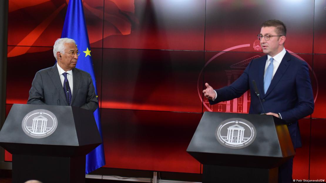 Претседателот на Европскиот совет Антонио Кошта на говорнички пулт гледа во македонскиот премиер Христина Мицкоски, кој гестикулирајќи се обраќа од друг говорнички пулт. Претседателот на Европскиот совет Антонио Кошта на говорнички пулт гледа во македонскиот премиер Христина Мицкоски, кој гестикулирајќи се обраќа од друг говорнички пулт.