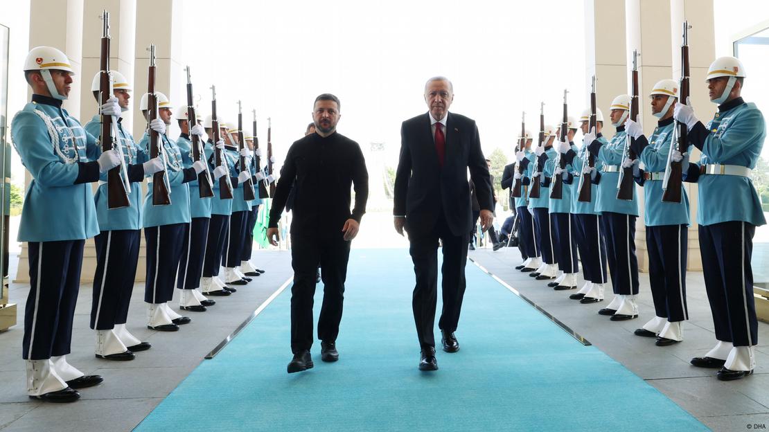 Una guardia de honor flanquea el paso de ambos mandatarios presentando armas. Una guardia de honor flanquea el paso de ambos mandatarios presentando armas.