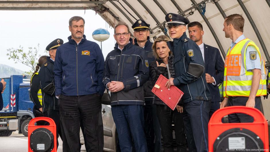 Političari na granici: premijer Bavarske Markus Zeder (levo), a pored njega Aleksander Dobrint, obojica iz CSU