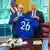US-Präsident Donald Trump und FIFA-Chef Gianni Infantino präsentieren im Oval Office ein Fußballtrikot mit der Aufschrift Trump und der Rückennummer 26