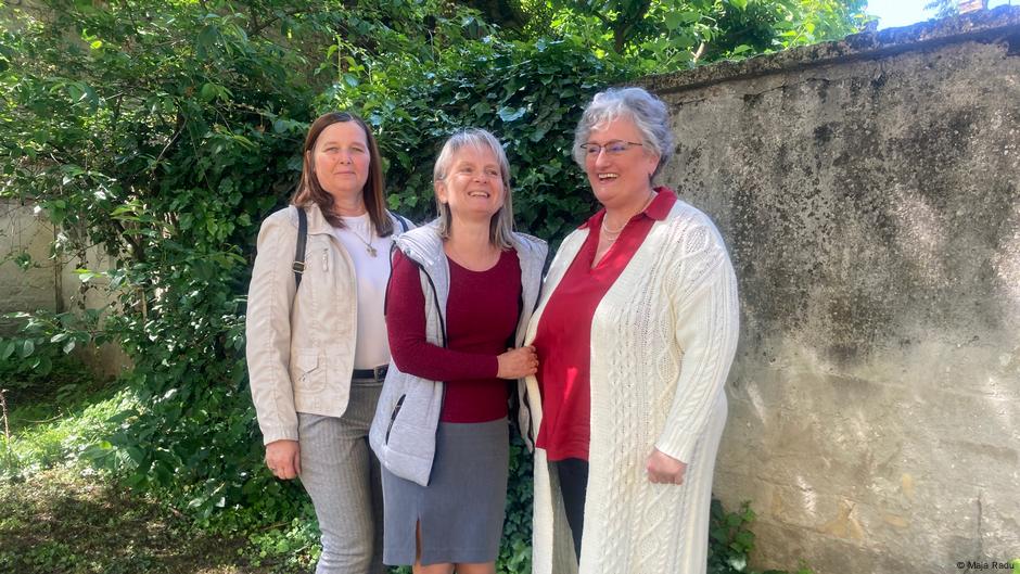 Gordana (levo) i Lidija (desno) su hraniteljke u odličnim odnosima sa Snežanom Baždar (u sredini) iz Centra za socijalni rad