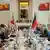 Delegationen des deutschen und britischen Verteidigungsministeriums sitzen zu Beratungen um einen langen Tisch