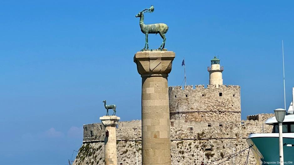 Bronzane statue jelena i košute čuvaju ulaz u luku Mandraki