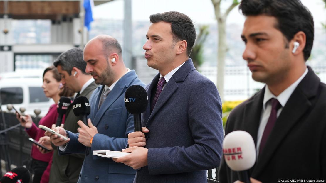 Periodistas micrófono en mano informando. Periodistas micrófono en mano informando.