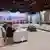 Una gran mesa dispuesta en forma de U, con una delegación frente a la otra y la intermediación turca presidiendo en el centro.