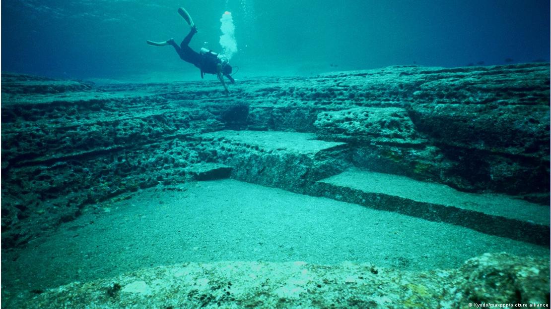 Las terrazas perfectas de arenisca del monumento Yonaguni emergieron ante los ojos del buceador Kihachiro Aratake en 1986, desatando décadas de debate científico.