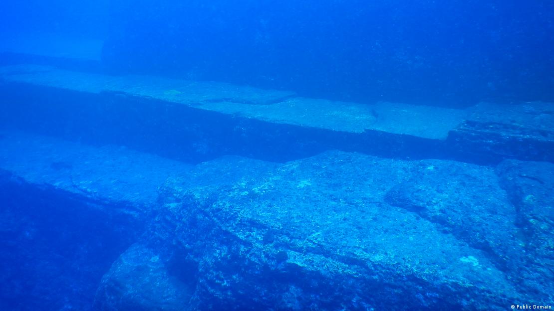 El profesor Masaaki Kimura identificó marcas similares a canteras y figuras esculpidas que apoyaron la teoría de una antigua civilización sumergida en Yonaguni.