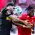 Emre Can en la pelea del balón con Junior Adamu.