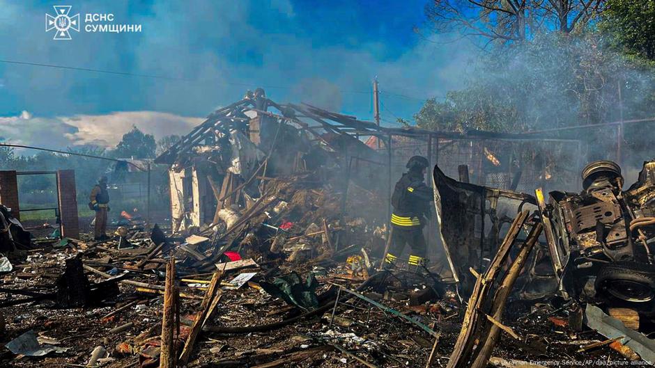 Ukraine updates: Russian strike hits civilian bus – DW – 05/17/2025