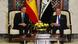 El ministro de Asuntos Exteriores iraquí, Fuad Hussein, se reúne con el presidente del gobierno español Pedro Sánchez antes de la cumbre de la Liga Árabe, en Bagdad, Irak (16.05.2025)