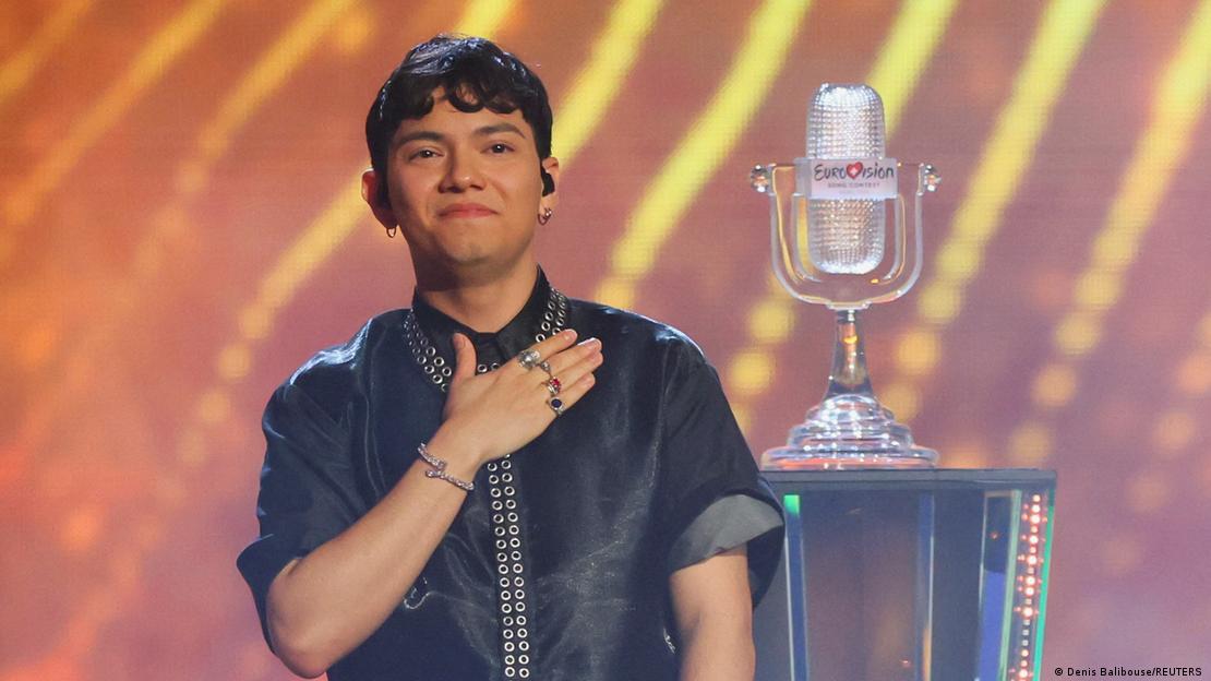 Johannes Pietsch, austro-filipino de 24 años, saluda emocionado al ganar el primer lugar de Eurovisión. (18.05.2025)