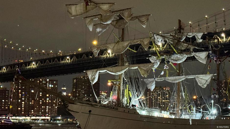 US: Mexican Navy ship crashes into Brooklyn Bridge – DW – 05/18/2025