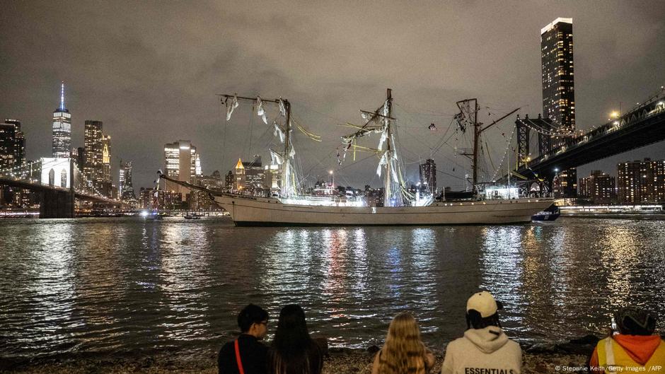 Segelschulschiff rammt Brooklyn Bridge in New York