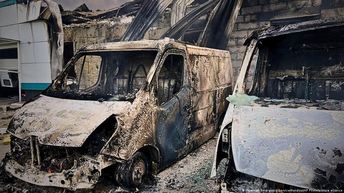 Automóviles totalmente quemados tras el ataque con drones rusos en la región de Kiev (18.05.2025)