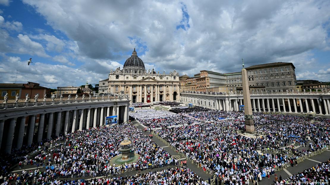 Vatikan'da tören alanını dolduran kalabalık