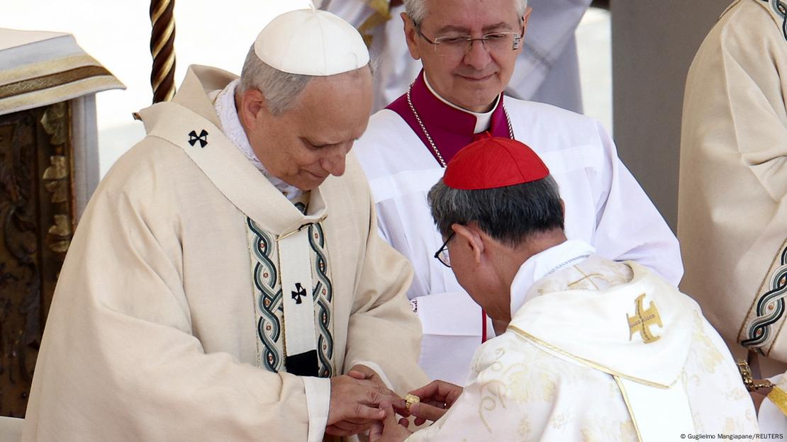 El cardenal Luis Tagle coloca el Anillo del Pescador en el dedo del papa León XIV durante la misa inaugural en la plaza de San Pedro del Vaticano (18.05.2025)