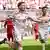 El austríaco Florian Kainz festeja el tercer gol de su equipo en el partido en el que el Colonia selló su séptimo regreso a la primera división de la Bundesliga.