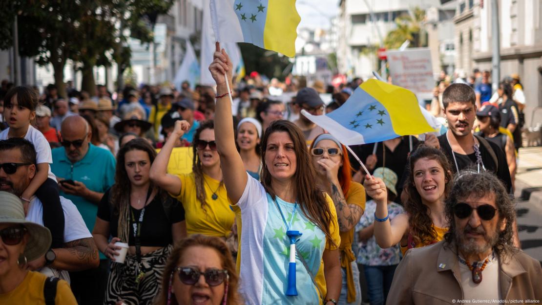 Multidão de pessoas na rua com bandeirinhas, em protesto Multidão de pessoas na rua com bandeirinhas, em protesto