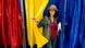 O femeie cu ochelari și pălărie iese dintr-o cabină de vot în culorile tricolorului (imagine din mai 2025)
O femeie cu ochelari și pălărie iese dintr-o cabină de vot în culorile tricolorului (imagine din mai 2025)
