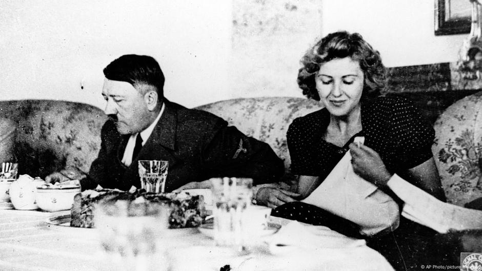 Adolf Hitler večera sa svojom ljubavnicom Evom Braun