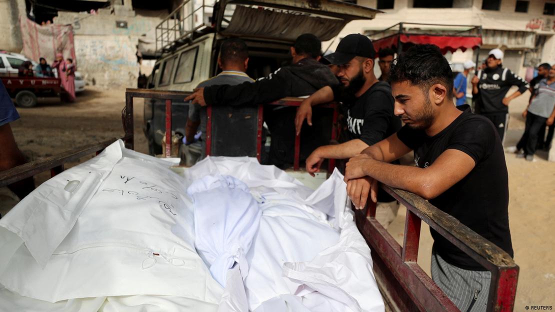 Familiares observan los cuerpos de los palestinos muertos en ataques israelíes, en el hospital Al Shifa, en la ciudad de Gaza, el 18 de mayo de 2025.