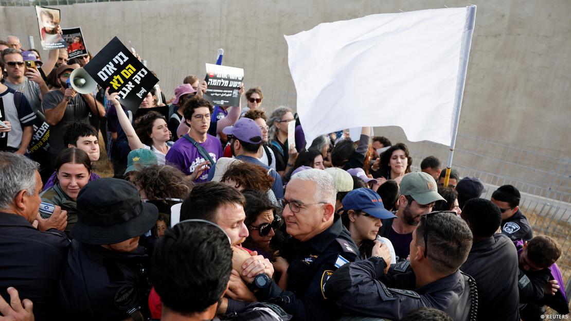 Manifestantes de izquierda se enfrentan con miembros de las fuerzas del orden durante una protesta para exigir el fin de la guerra en Gaza, en Sderot, Israel, el 18 de mayo de 2025.