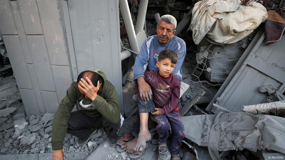 Palestinci sede na mestu izraelskog napada na kuću u Džabaliji na severu Gaze