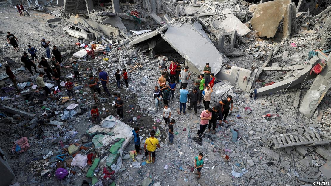 Residentes palestinos observan la destrucción en Gaza, tras bombardeos israelíes. Vista aérea.
