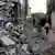 Un grupo de palestinos observa un edificio destruido por un ataque israelí.