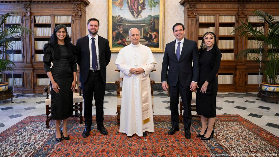 Petoro Amerikanaca, dva sveta: Papa Lav (u sredini) sa bračnim parom Vens (levo) i parom Rubio (desno)