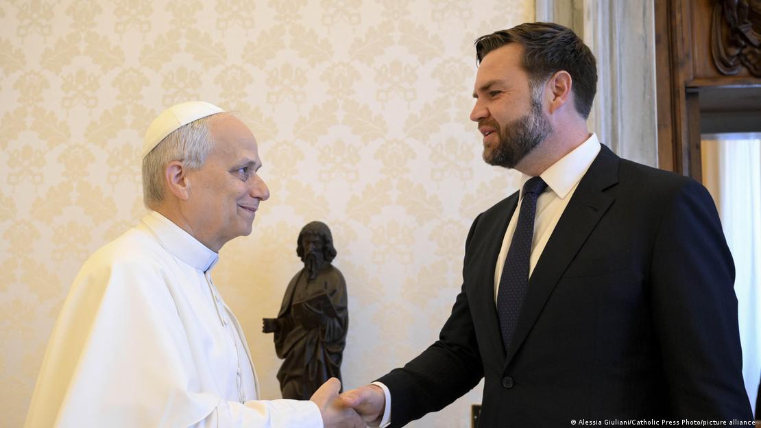 León XIV saludando con la mano a JD Vance.