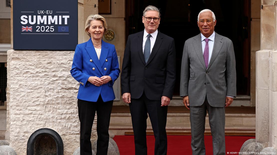 AB Konseyi Başkanı Antonio Costa, İngiltere Başbakanı Keir Starmer ve Avrupa Komisyonu Başkanı Ursula von der Leyen (soldan sağa)