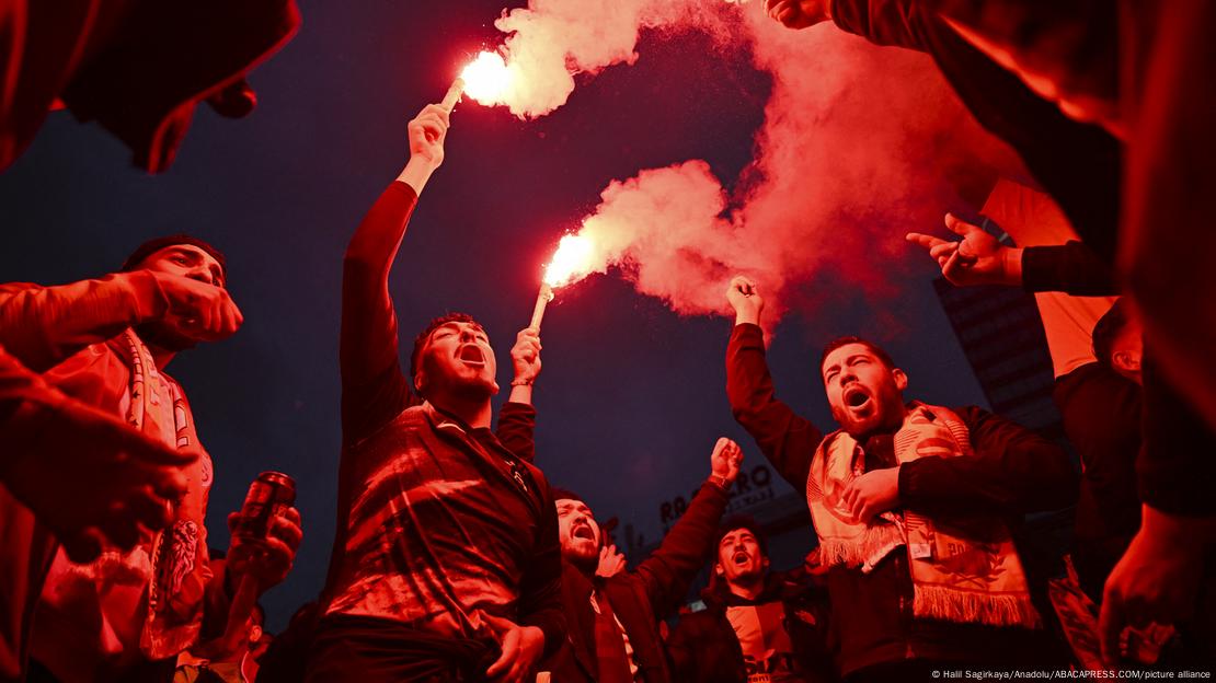 Ellerindeki meşaleleri yakarak sokaklarda şampiyonluk kutlaması yapan Galatasaray taraftarları