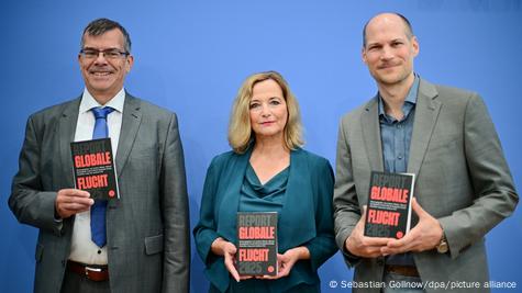 Franck Düvell, Petra Bendel, Benjamin Etzold (nga e majta): "Politika gjermane për refugjatët nuk u pergjigjet sfidave globale" - raporti ne dore Franck Düvell, Petra Bendel, Benjamin Etzold (nga e majta): "Politika gjermane për refugjatët nuk u pergjigjet sfidave globale" - raporti ne dore