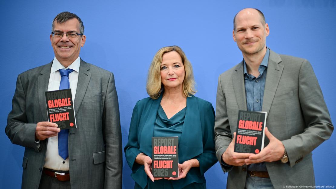 Franck Düvell, Petra Bendel, Benjamin Etzold (nga e majta): "Politika gjermane për refugjatët nuk u pergjigjet sfidave globale" - raporti ne dore Franck Düvell, Petra Bendel, Benjamin Etzold (nga e majta): "Politika gjermane për refugjatët nuk u pergjigjet sfidave globale" - raporti ne dore