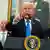 Donald Trump an einem Rednerpult zeigt mit dem Finger in die Kamera