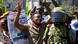 Nesta imagem, um jovem protesta na Tanzânia Nesta imagem, um jovem protesta na Tanzânia