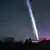 El misterioso rayo de luz blanca cruzó el cielo nocturno de Colorado mientras las auroras boreales creaban un espectáculo de colores en el horizonte norte.