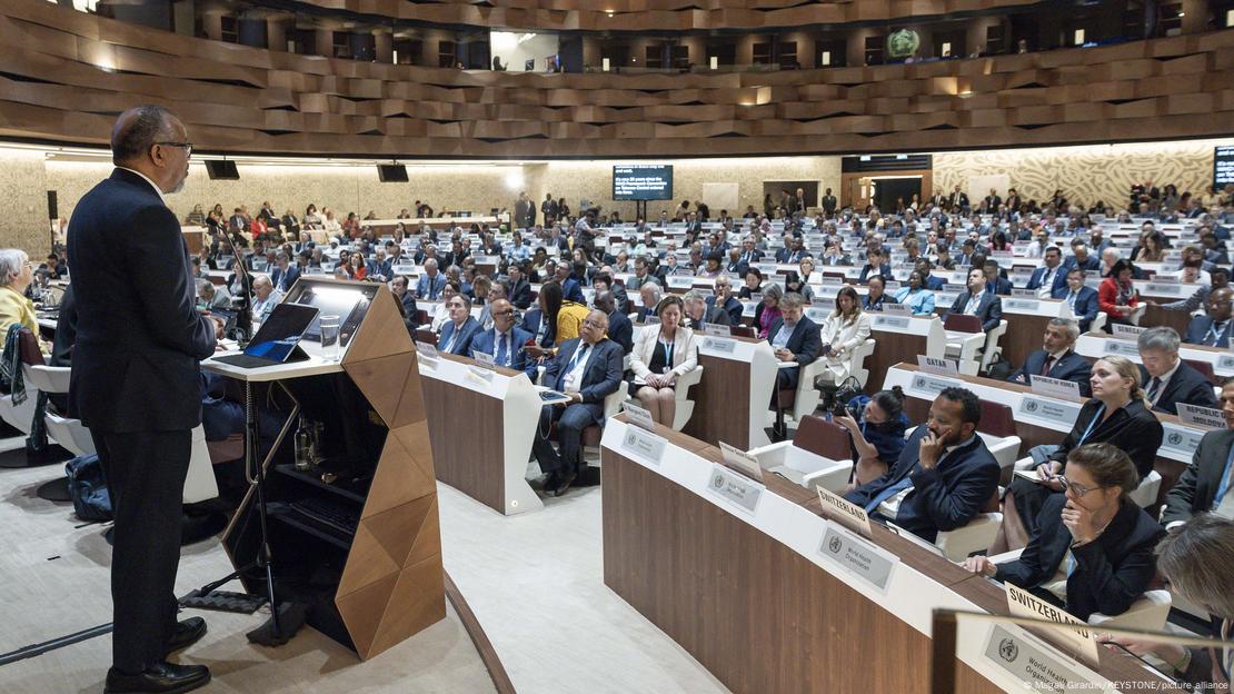 Drejtori i Përgjithshëm i OBSH-së, Tedros Adhanom Ghebreyesus, i drejtohet Asamblesë së 78-të Botërore të Shëndetësisë në Gjenevë, Zvicër. Drejtori i Përgjithshëm i OBSH-së, Tedros Adhanom Ghebreyesus, i drejtohet Asamblesë së 78-të Botërore të Shëndetësisë në Gjenevë, Zvicër.